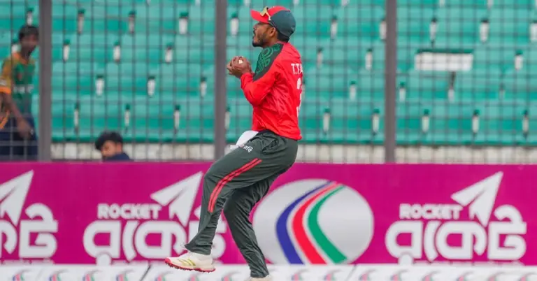 ম্যাচে ক্যাচ তালুবন্দি করার মুহূর্তে তানজিদ